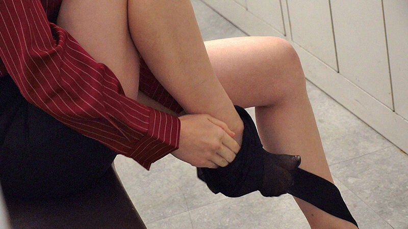 「美咲かんな・上坂めい・葉月まゆがM男を淫語責め！パンスト美脚秘書のハーレム痴女プレイ」のサンプル画像6枚目