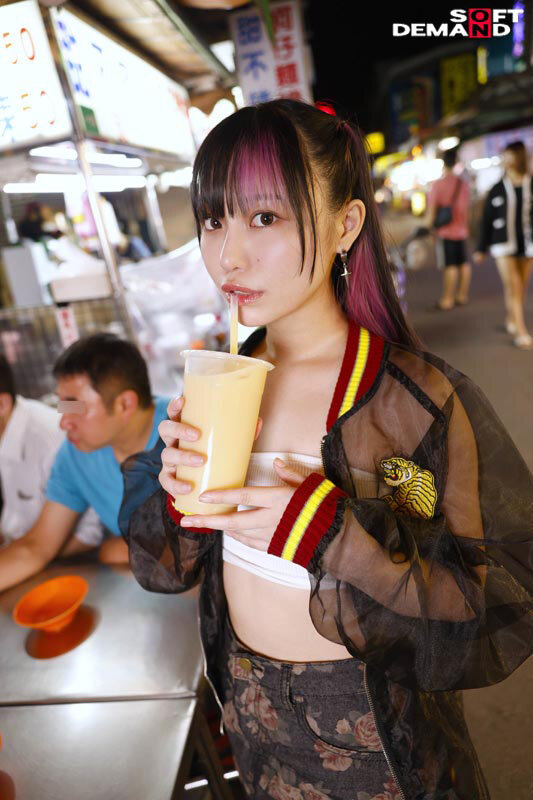 「齋齋いつき 中出し解禁！貧乳アジア美少女が8P乱交で日本男性に囲まれる濃密プレイ」のサンプル画像2枚目