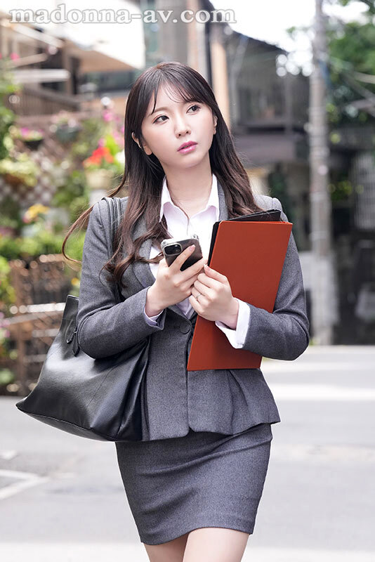 「巨乳人妻・新妻ゆうかが中出しされる熟女保険外交員の濃厚セックス動画」のサムネイル