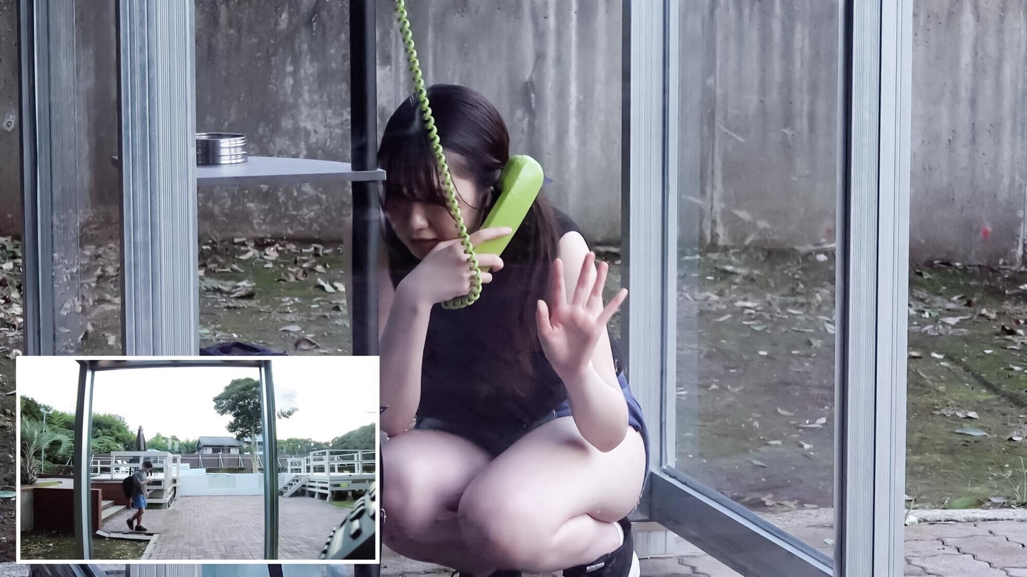 「公衆電話ボックス360度 爆乳素人きき乳首チャレンジ ひまりさん（22歳・大学生）」のサンプル画像2枚目