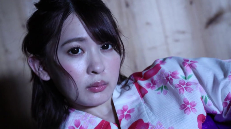 「梓ヒカリ 巨乳美少女アイドルの甘い夏の恋物語|セクシーグラビア映像で魅せる」のサンプル画像12枚目