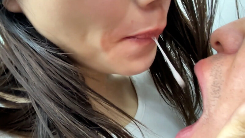 「【素人ナンパ】アパレルお姉さんひなみちゃんに街中キス交渉!接吻プレイで悶絶する美女の反応が最高」のサンプル画像16枚目