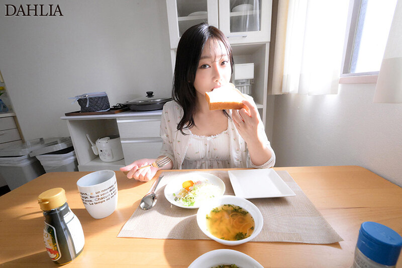 「三葉ちはる 人妻との濃密キスとアクメで絶頂！初めての妊活中出しドキュメント」のサムネイル