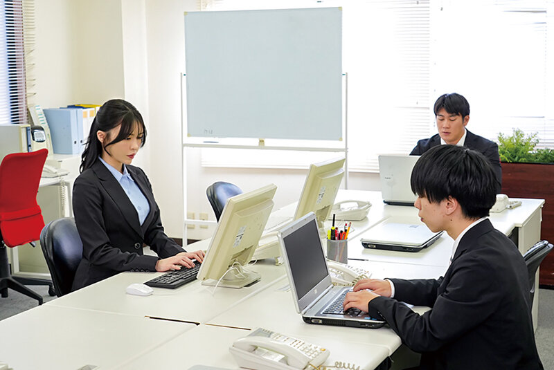 「【黒島玲衣】巨乳人妻が取引先に寝取られる不倫NTR性接待！身体を何度も弄ばれる妻の姿」のサンプル画像4枚目