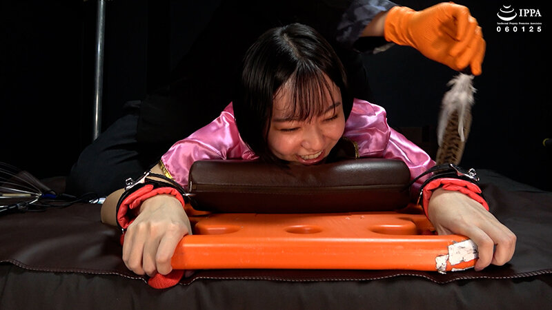 「加護まりのくすぐりプレイ動画｜うつ伏せ拘束で脇腹責め降参宣言の瞬間【WAKA-087】」のサンプル画像6枚目