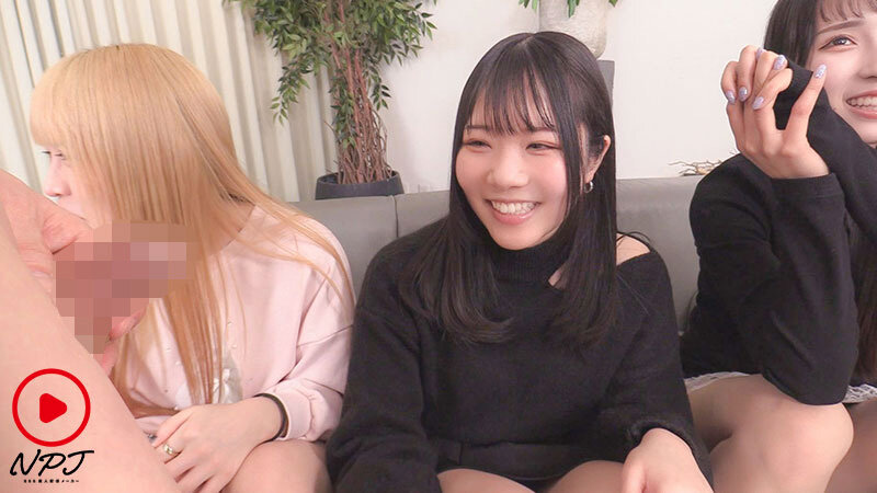 「【素人美少女】M男がハーレム状態で手コキイタズラ責め！チ○ポを見たがる女子たちの可愛い反応集」のサンプル画像2枚目