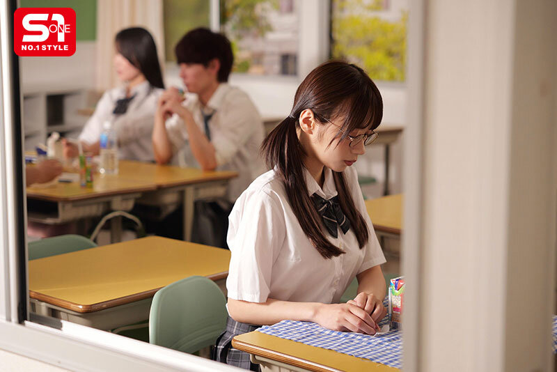 「兒玉七海が女子校生役で3P・4Pに挑戦！オタク系美少女の顔射プレイが話題の作品」のサムネイル