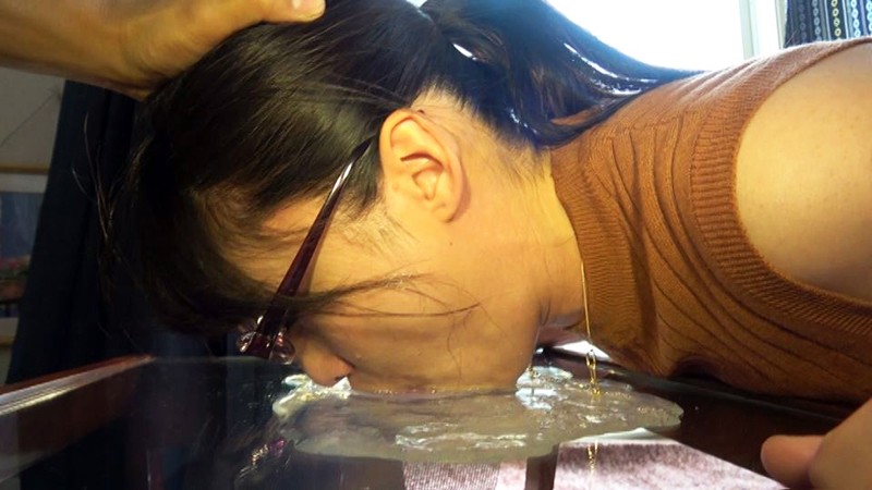 「広瀬ちひろのイラマチオ調教動画｜過激なゲロプレイに悶えるマゾ女優の本気映像」のサンプル画像4枚目