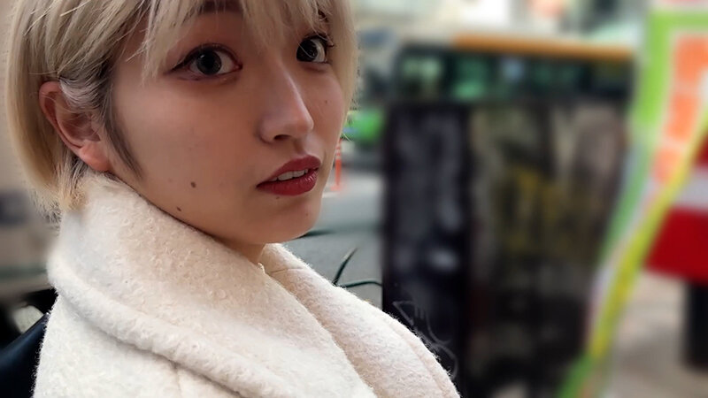 「【素人ナンパ】美人お姉さん美容部員がM男に濃厚キス・接吻を許す衝撃映像」のサムネイル