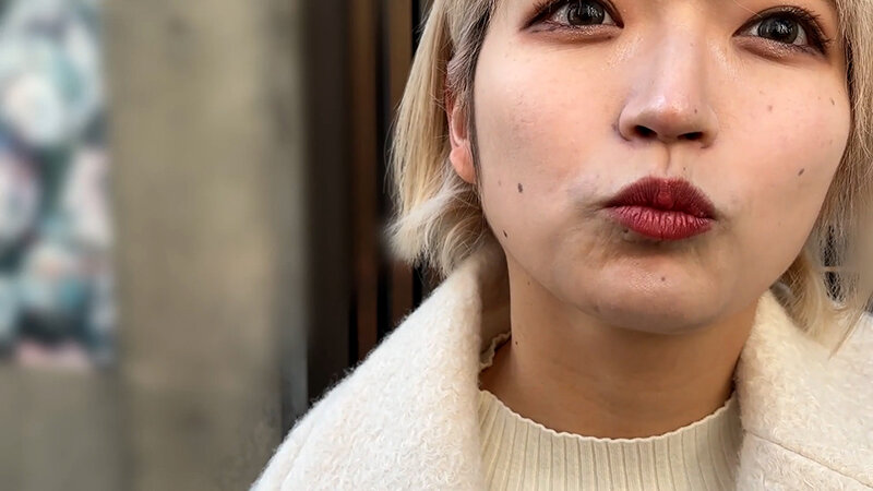 「【素人ナンパ】美人お姉さん美容部員がM男に濃厚キス・接吻を許す衝撃映像」のサンプル画像3枚目