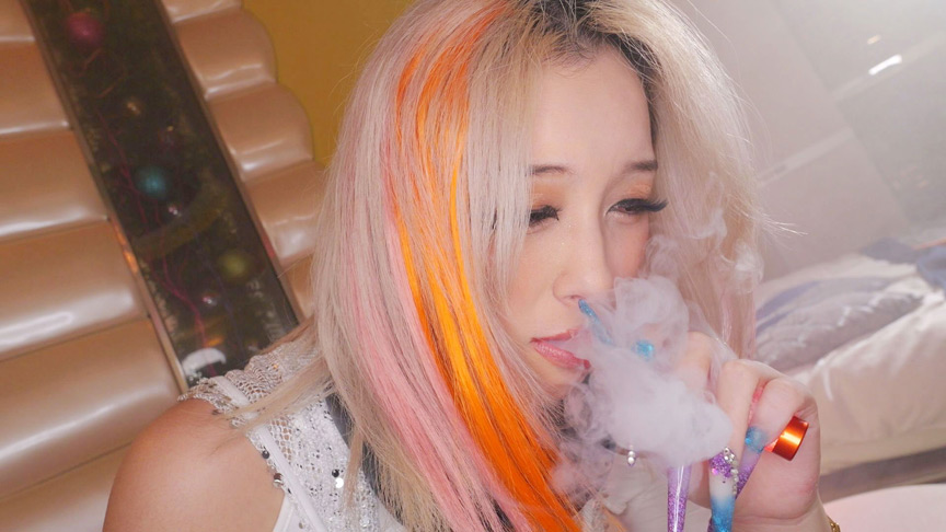 「【素人ギャル】治験バイトで誘惑される黒ギャル美女のエッチな検証動画が話題」のサンプル画像1枚目