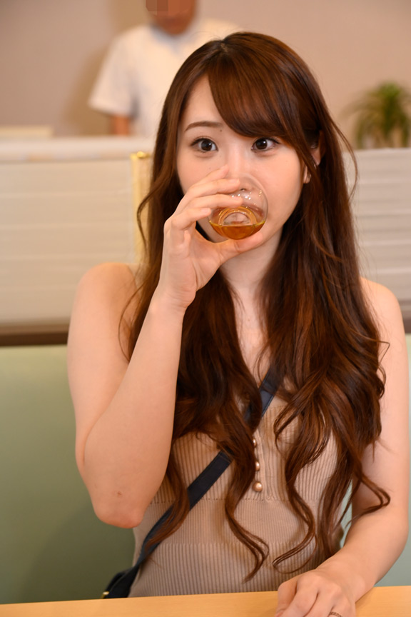 「【五十嵐清華】性感オイルマッサージで乱れる美熟女妻の悶絶エステ体験」のサムネイル