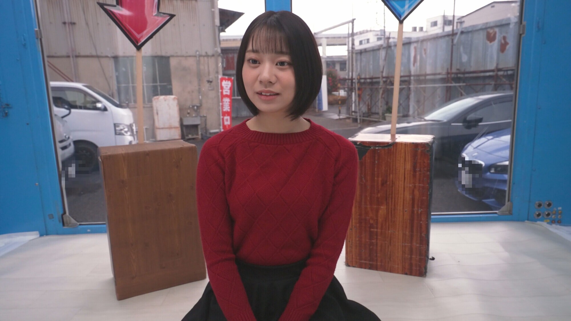 「街行く素人娘が脱ぎ脱ぎあっち向いてホイ対決！顔を向けた先に服を1枚脱ぐ、手コキ、フェラ、キスなどのHな罰ゲーム！先に相手を全裸にしたら勝ち！負けたら即ハメ中出し！撮って出し！マジックミラー号～まゆ編～」のサムネイル
