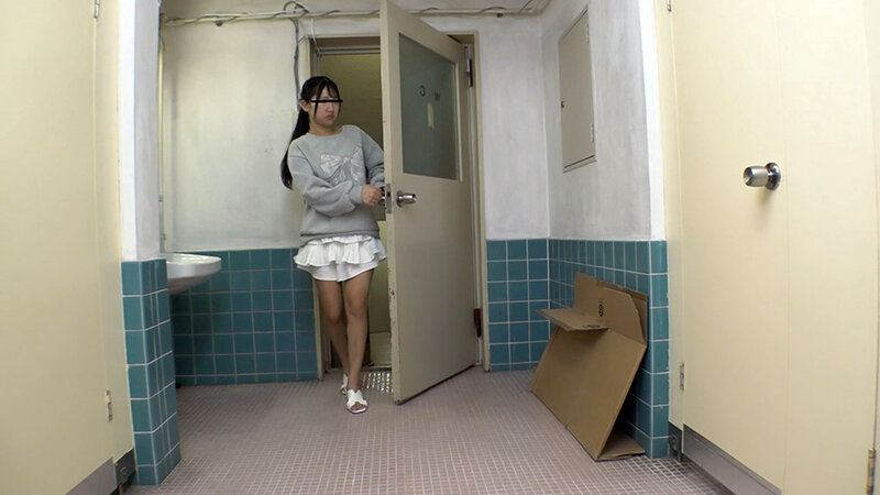 「【素人女子大生】某女子大の校内トイレで羞恥プレイ＆中出しセックス｜リアル盗撮風映像」のサンプル画像4枚目