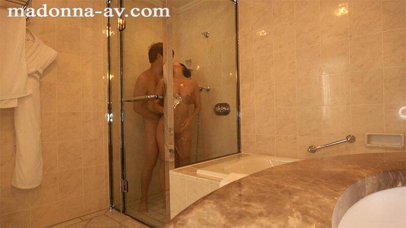 「水川スミレのハメ撮り解禁！巨乳人妻熟女が魅せるリアルな素顔【マドンナ専属女優】」のサンプル画像12枚目