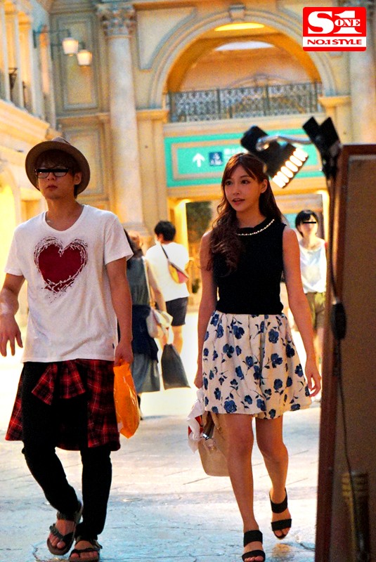 「明日花キララの盗撮ドキュメント|巨乳セクシー女優がナンパ師に口説かれる衝撃映像」のサンプル画像3枚目