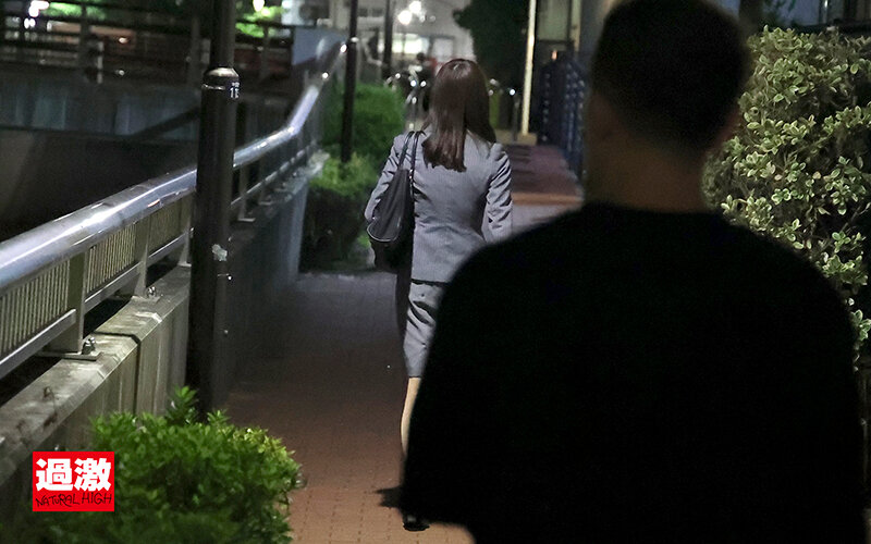 「スレンダー女子校生が中出しイラマチオで激しく責められ絶頂!OL風美女の本気悶絶プレイ」のサンプル画像3枚目