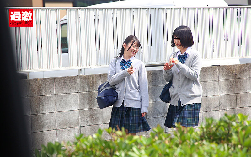 「スレンダー女子校生が中出しイラマチオで激しく責められ絶頂!OL風美女の本気悶絶プレイ」のサンプル画像9枚目