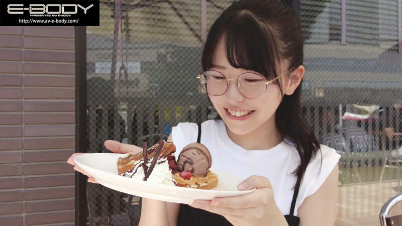 「柏木こなつのパイズリが最高!メガネ美少女の色白巨乳スレンダーボディに大興奮」のサンプル画像2枚目