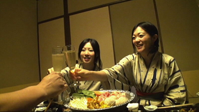 「【人妻・主婦】美人妻の不倫温泉旅行で乱交プレイ！背徳の湯恋コラボレーション」のサンプル画像5枚目