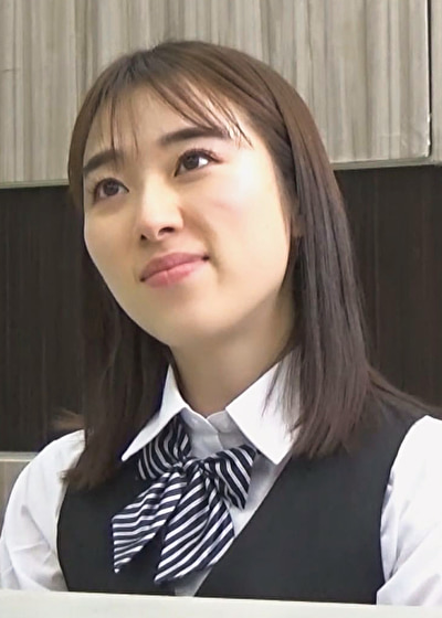 「手で押さえても漏れ出す喘ぎ声！受付嬢のカウンターの下で彼女をまさぐる怪しい男！」のサムネイル