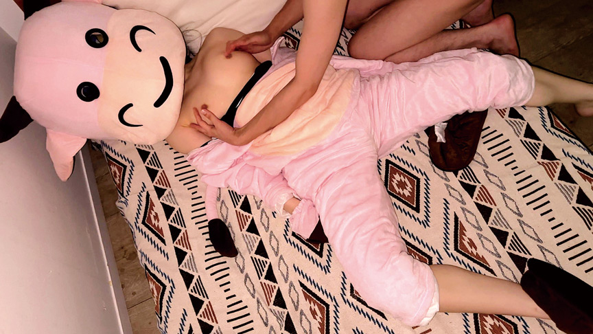 「【素人キャスト】着ぐるみの中の人と秘密の撮影会!遊園地で働く可愛い女性4名の赤裸々インタビュー」のサンプル画像5枚目