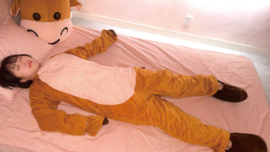 「【素人キャスト】着ぐるみの中の人と秘密の撮影会!遊園地で働く可愛い女性4名の赤裸々インタビュー」のサンプル画像8枚目