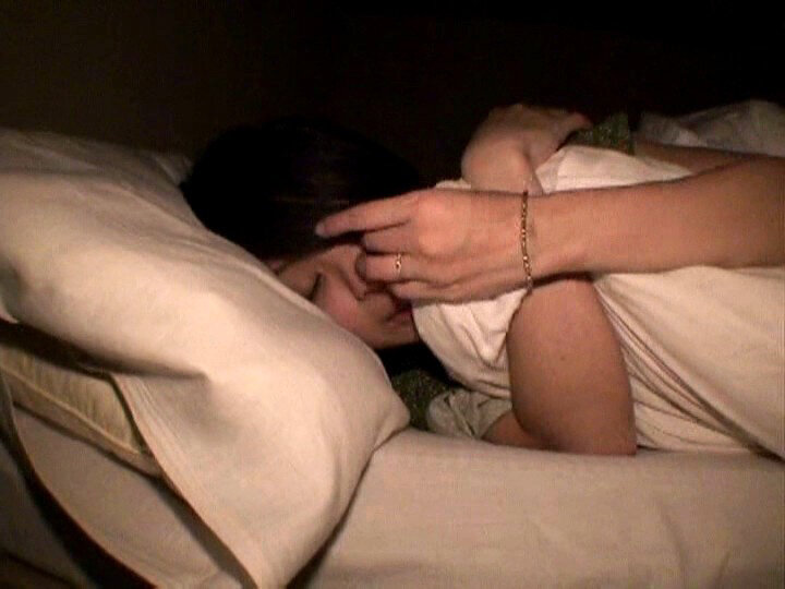 「【人妻・主婦】不倫旅行で乱交に溺れる美人妻の秘密の温泉旅行ドキュメント」のサンプル画像13枚目