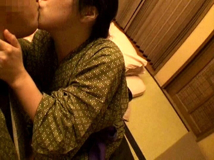 「【人妻・主婦】不倫旅行で乱交に溺れる美人妻の秘密の温泉旅行ドキュメント」のサンプル画像8枚目