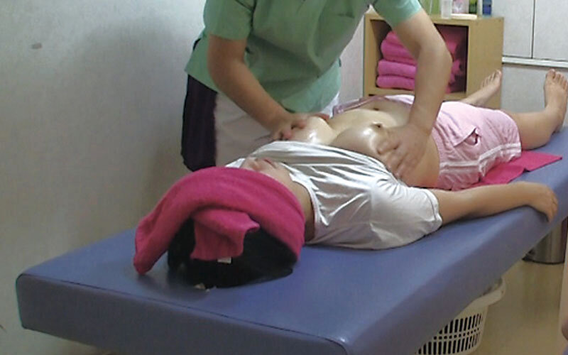 「素人女性が悪徳マッサージ師にローションオイル施術でアクメに導かれる快感エステ映像集」のサンプル画像18枚目