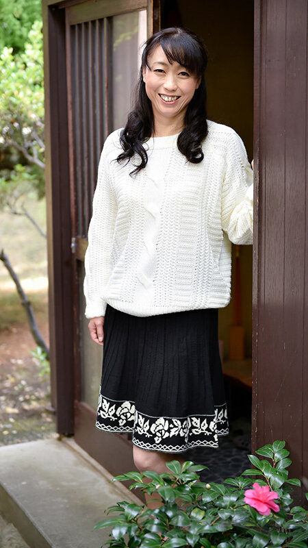 「地方の素人熟女人妻12人が巨乳巨尻を揺らしてフェラ・中出しでアクメする4時間」のサンプル画像2枚目