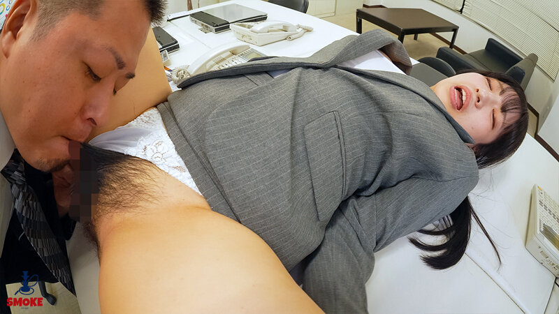 「【一色さら】巨乳OLが残業中のオフィスで上司に中出し&クンニ責めされる濃厚セックス」のサンプル画像4枚目
