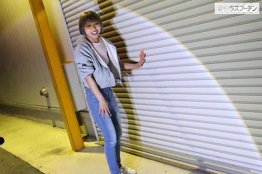 「【ギャル】ノーブラ配信女が廃倉庫で彼氏と不法侵入中にカメラを奪われ集団に襲われる衝撃映像」のサンプル画像1枚目