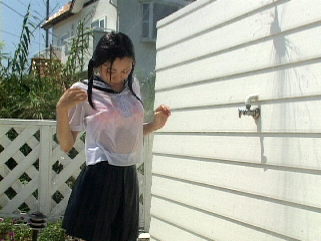 「【セーラー服】濡れ透けフェチ必見！制服JKの恥じらい姿がエロ可愛い人気動画」のサンプル画像5枚目