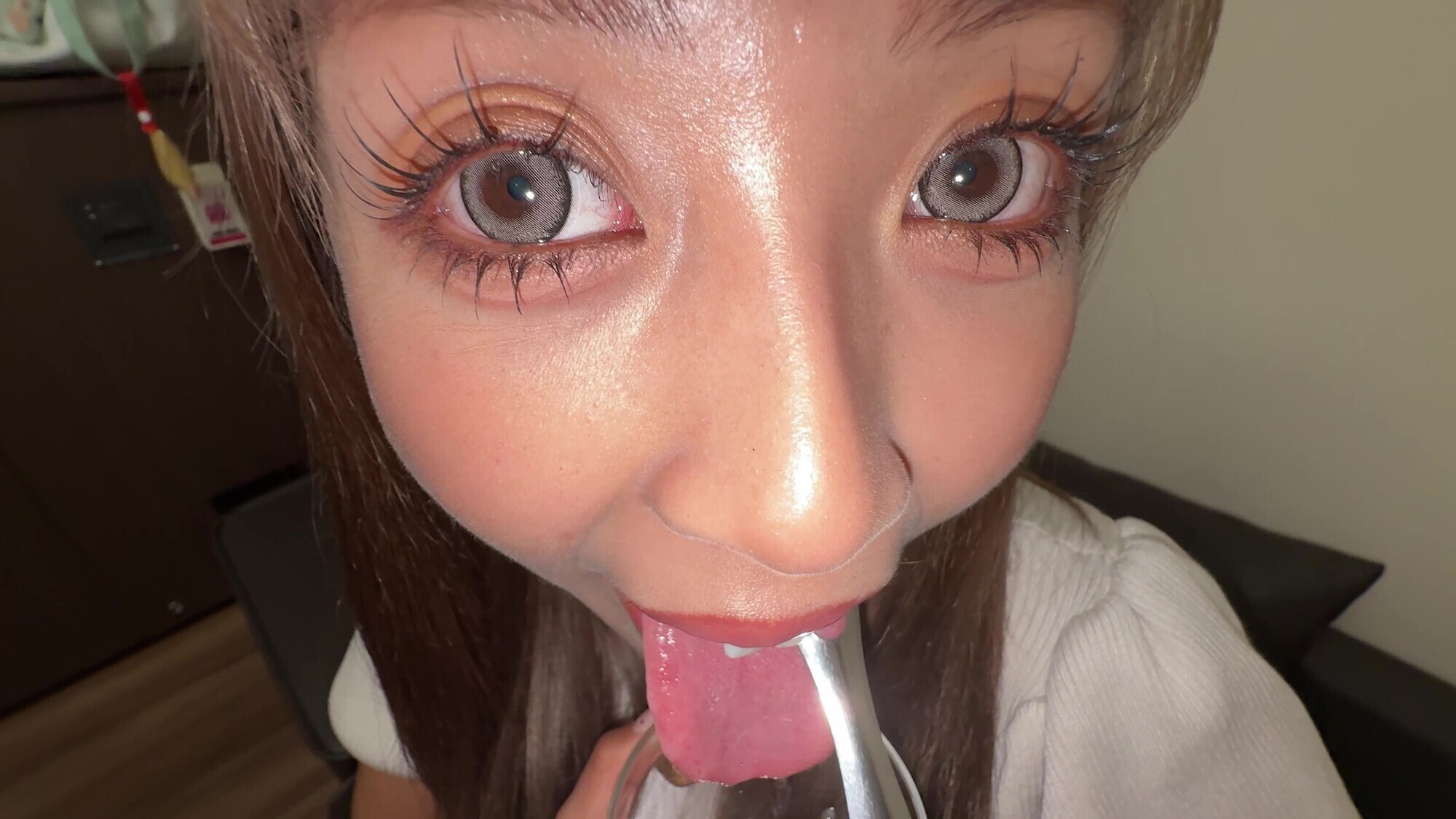 「【個人撮影】若菜めありの舌ブラシで「汚舌苔」採取」のサンプル画像10枚目