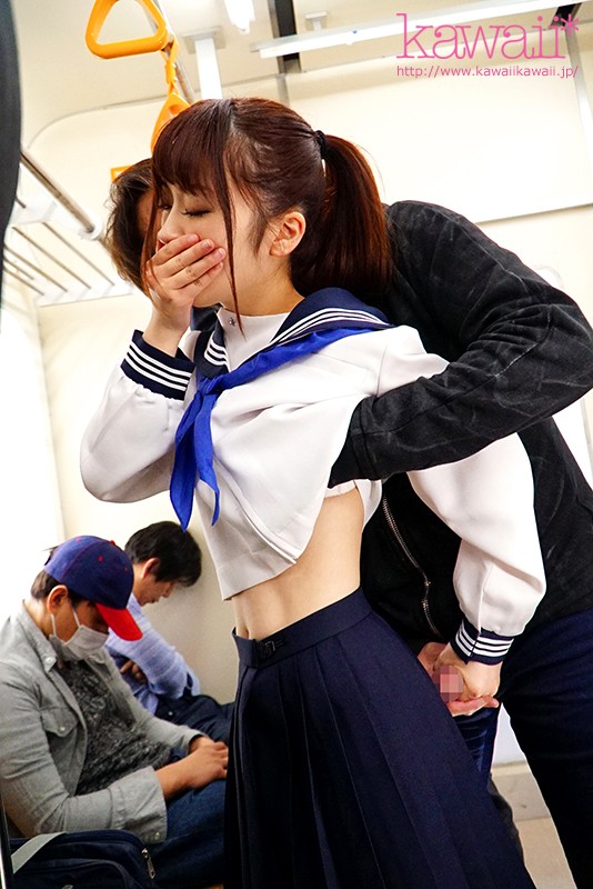 「笠木いちか セーラー服JKが電車で3P・4Pされ潮吹き絶頂する密着プレイ動画」のサンプル画像5枚目