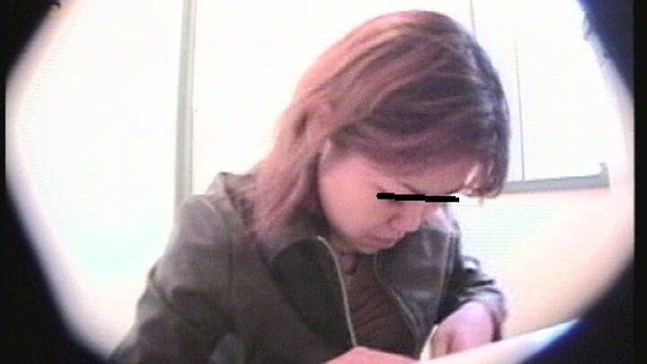 「【素人人妻】仮設トイレ盗撮映像4時間！30人の主婦たちの無防備な姿をのぞき見」のサムネイル