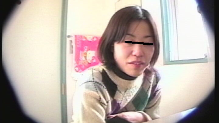 「【素人人妻】仮設トイレ盗撮映像4時間！30人の主婦たちの無防備な姿をのぞき見」のサンプル画像2枚目