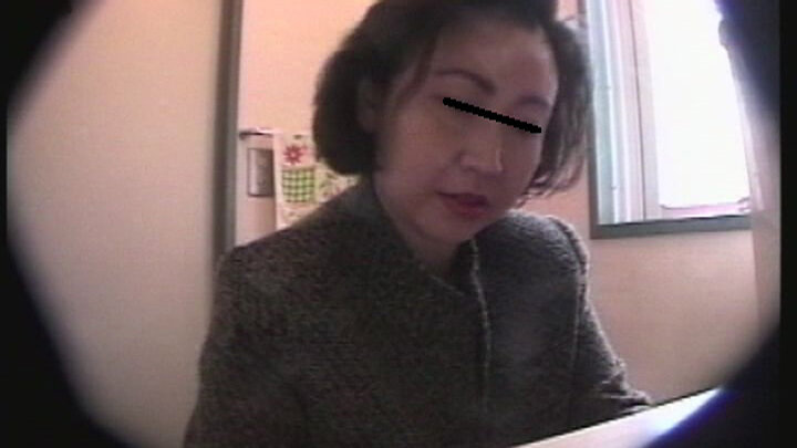 「【素人人妻】仮設トイレ盗撮映像4時間！30人の主婦たちの無防備な姿をのぞき見」のサンプル画像5枚目