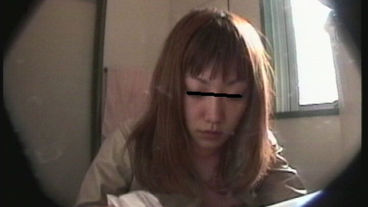 「【素人人妻】仮設トイレ盗撮映像4時間！30人の主婦たちの無防備な姿をのぞき見」のサンプル画像7枚目