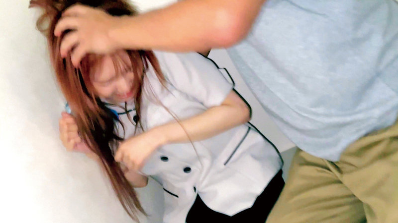 「【素人】巨乳の携帯ショップ店員Aさんがイラマチオ&中出しされる盗撮風映像【職業モノ】」のサンプル画像2枚目