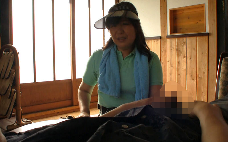 「【熟女】宅配・集金のおばさんが玄関先で誘惑！唾液たっぷり手コキ＆濃厚フェラで抜いてくれる4時間」のサンプル画像2枚目