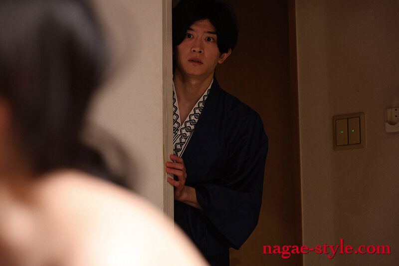 「あずま鈴が魅せる熟女お母さんの3P・4P!家族旅行で起きた禁断の複数プレイ体験」のサンプル画像5枚目