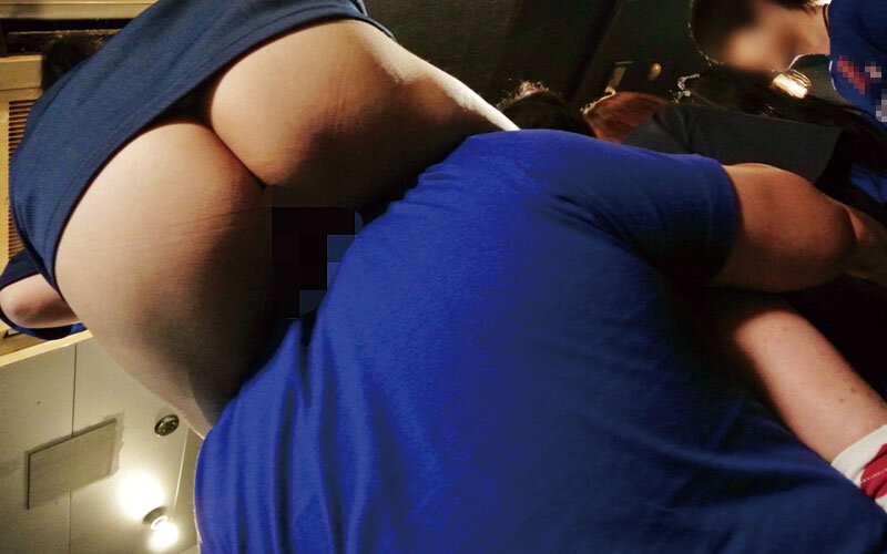 「【素人OL】職場で盗撮・イタズラ指マン！スポーツ観戦中の過激お触りハプニング映像」のサンプル画像20枚目