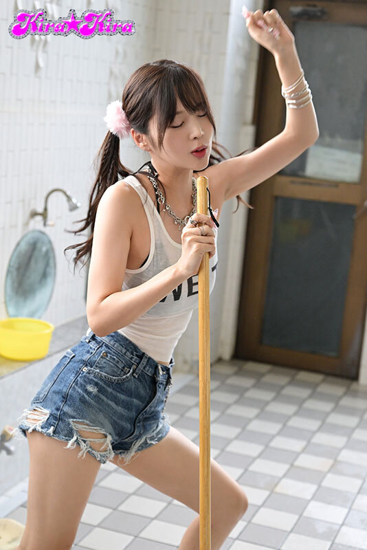 「新井リマの手コキテクニックが凄い！巨乳ギャル痴女が密着洗体で男を虜にする銭湯エロス」のサンプル画像1枚目