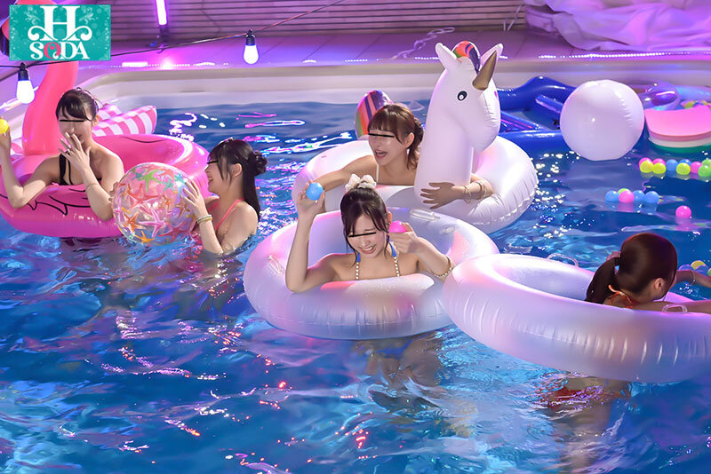 「セレブナイトプールでビッチなS級美女と3P乱交！騎乗位とバックで中出しハーレム体験」のサンプル画像3枚目