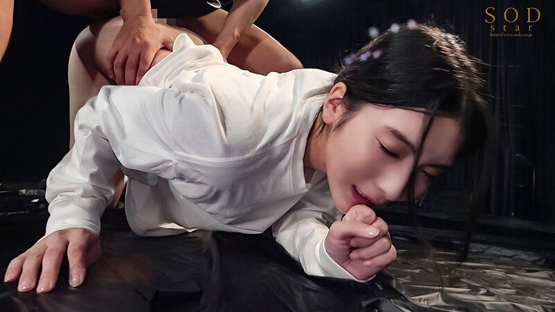 「本庄鈴の長身スレンダーボディに密着イタズラ！我慢できずに中出しされる日常密着ドキュメント」のサンプル画像13枚目