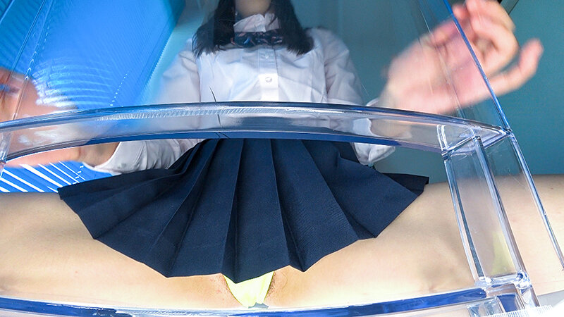 「ミニスカ女子校生のパンチラ挑発!透明椅子で魅せる痴女JKの美尻パンモロ接写映像」のサンプル画像4枚目