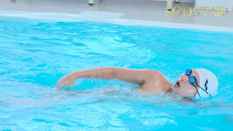 「星乃莉子の筋肉美が光る野外露出プレイ!汗だくアスリートボディの魅力を徹底堪能」のサンプル画像15枚目