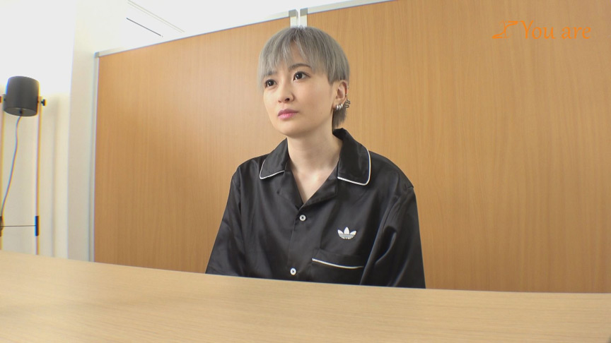 「【素人】関西弁の銀髪ボーイッシュFカップ美女がAV面接で激しく乱れる初撮り映像」のサムネイル